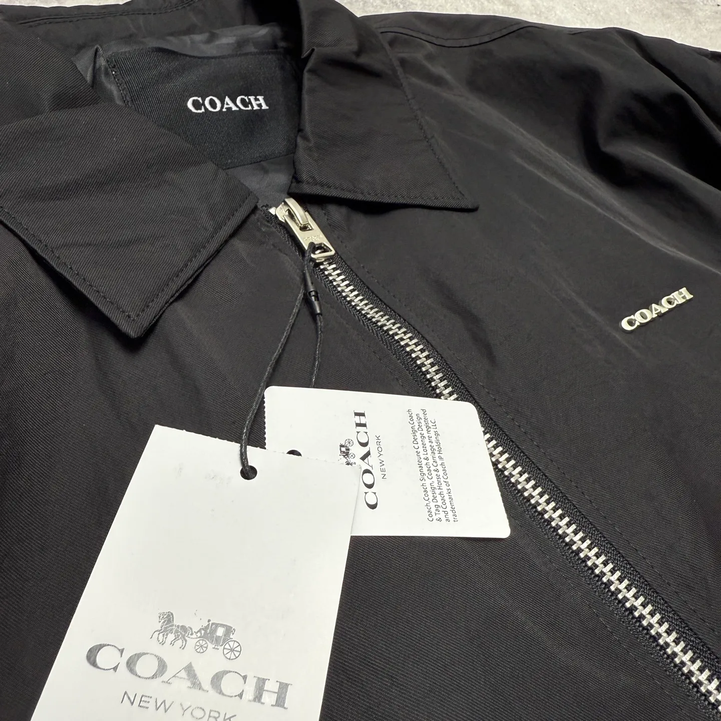 For new arrivals, Coach spring jackets for women. Prada has the same style, with low-key colors and a design with a bit of matte hardware. It has a proper sense of quality and the relaxed feeling of a city walk. At first glance, I am attracted by the fufu little coat. Very classic style. The hem has a closed design, so it can be easily matched with dresses, trousers and short skirts. The design of the short jacket can elongate the body proportions, and it can be worn perfectly with any combination. It is shipped from a trading company, and the quality is absolutely superb. A complete set of customer-supplied auxiliary hardware makes getting in and out of the cabinet stress-free. It can be used to keep wind and warm in early spring, and sunscreen can be used in summer. In autumn, it can be protected from wind. Can be worn from early spring to early autumn. Definitely a must-have for sisters 🤗🤗🤗 Color: Black Composition (polyester fiber) Size: S-L (loose and short version) S size: length 54CM, bust 120CM, shoulder width 49CM, sleeve length 56CM, reference weight 90-105 catties M size: length 56CM, bust 124CM, shoulder width 50CM, sleeve length 57CM Reference weight: 105-115 catties. Size L: length 58CM, bust 128CM, shoulder width 51CM, sleeve length 58CM. Reference weight: 115-130 catties